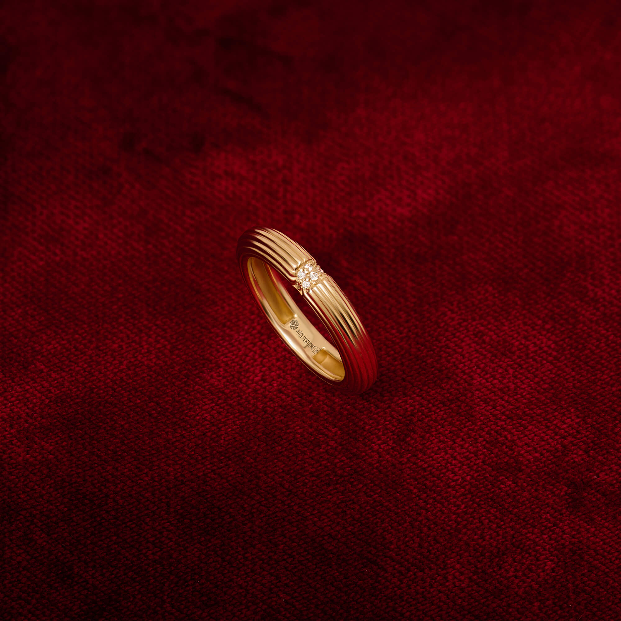 Ribbed Band Ring with Diamonds in Yellow Gold