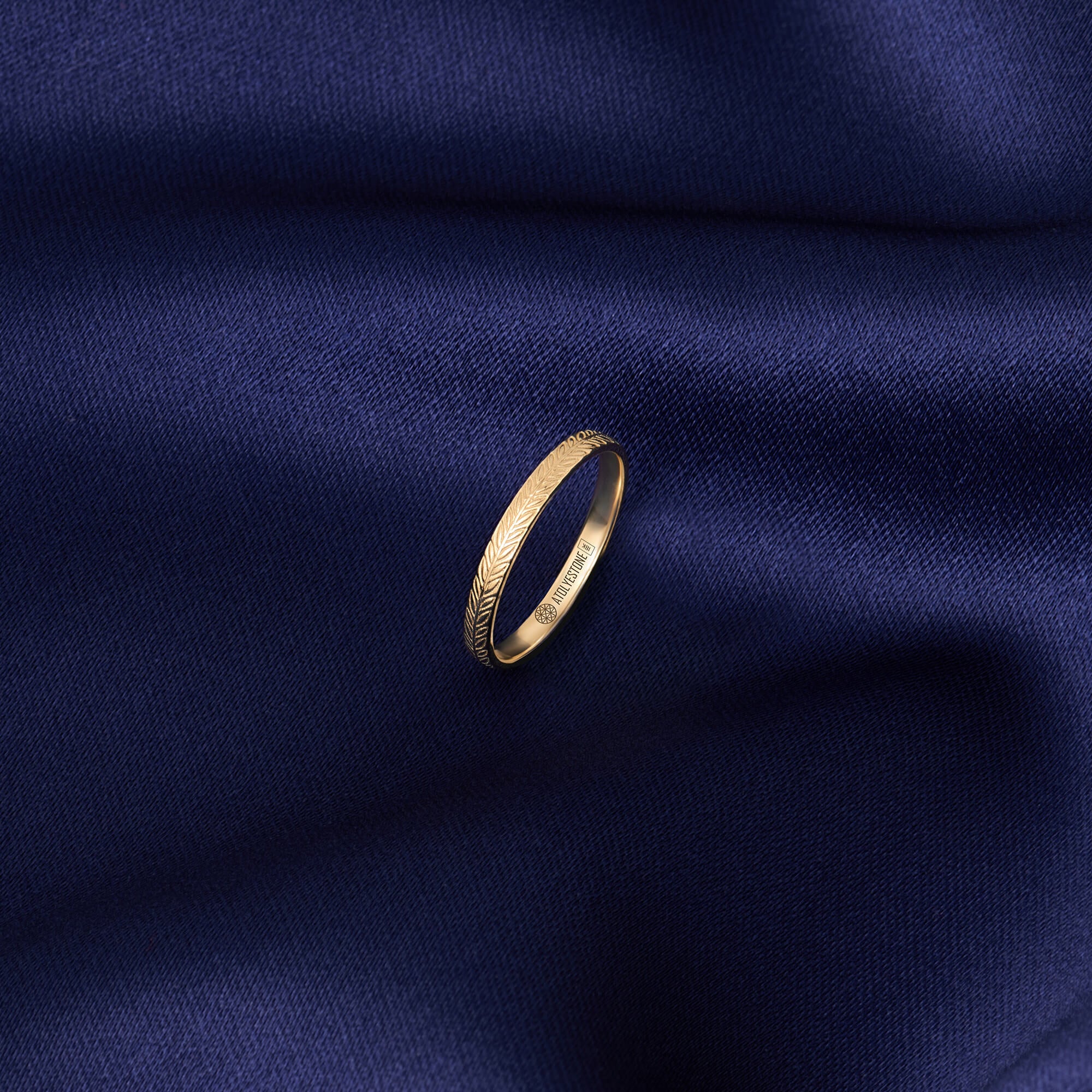 Laurel Wreath Pattern Band in Solid Gold