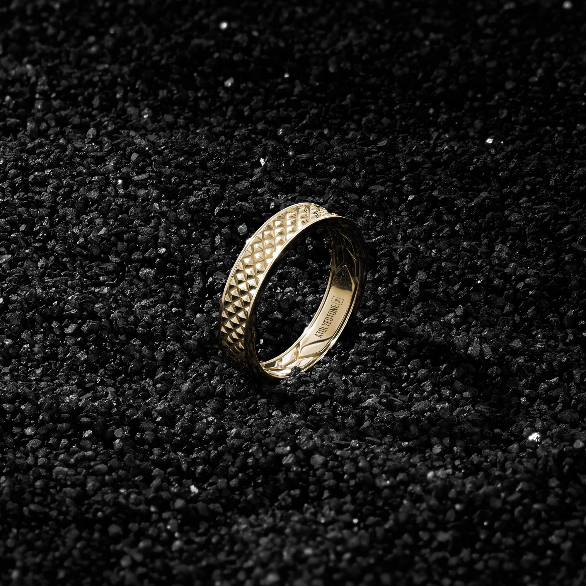 Slim Pyramid Pattern Band in Solid Gold