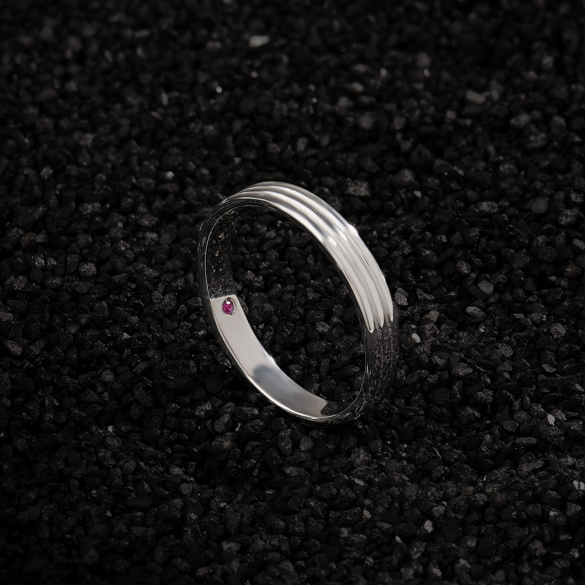 Men's  Lined Band in Solid Gold