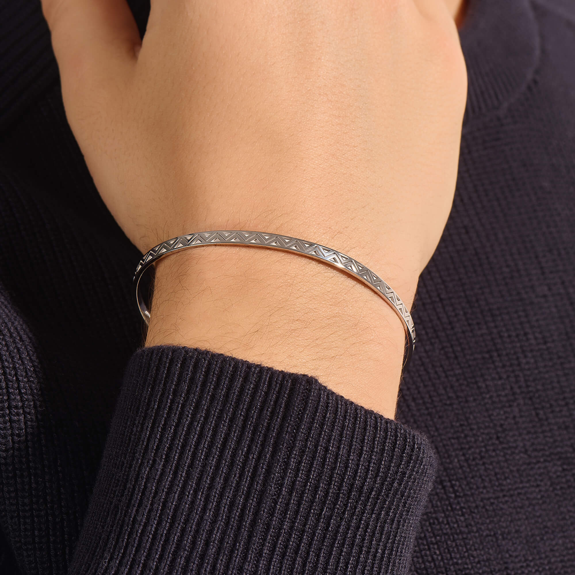Men's Zigzag Pattern Open Cuff Bangle in Solid Gold
