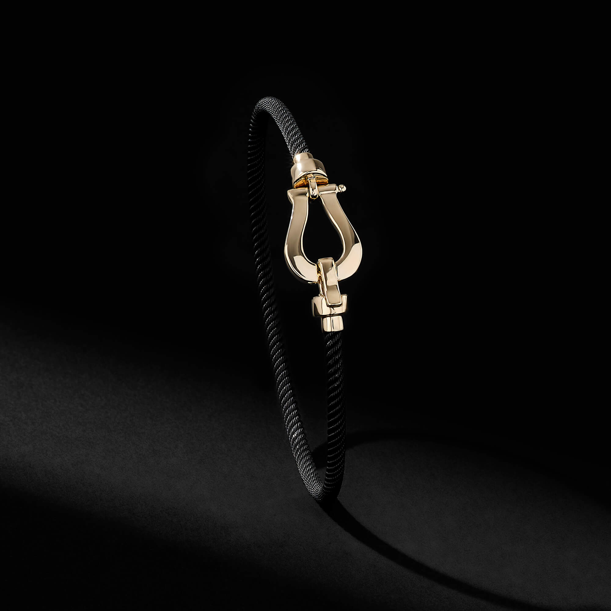 Minimalist Iconic Bangle in Gold